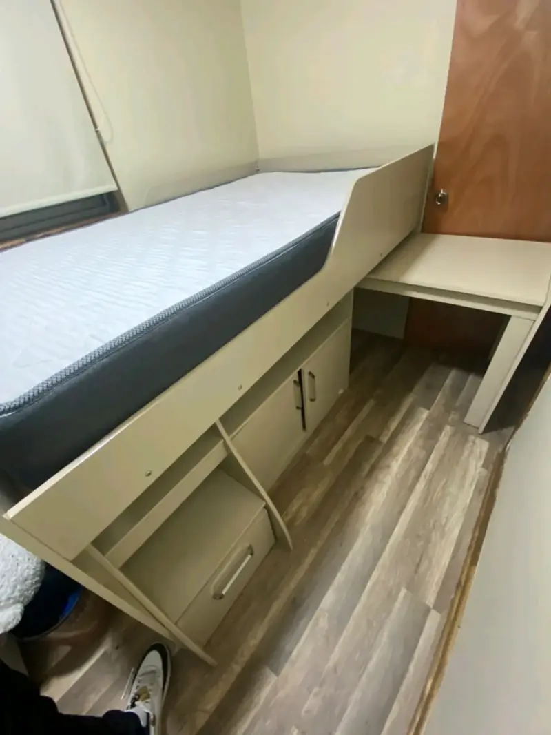 Cama alta con almacenamiento y escritorio - 2