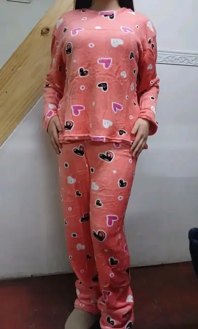 Pijama de polar rosado con estampado de corazones - miniatura 1
