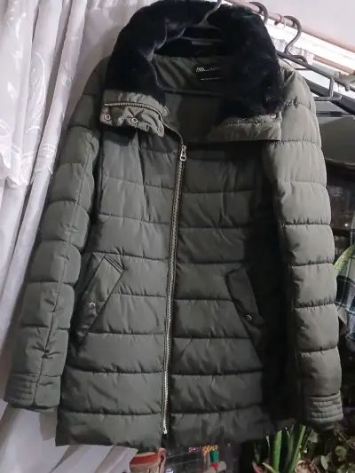 Parka verde Zara con cuello de piel sintética - miniatura 1