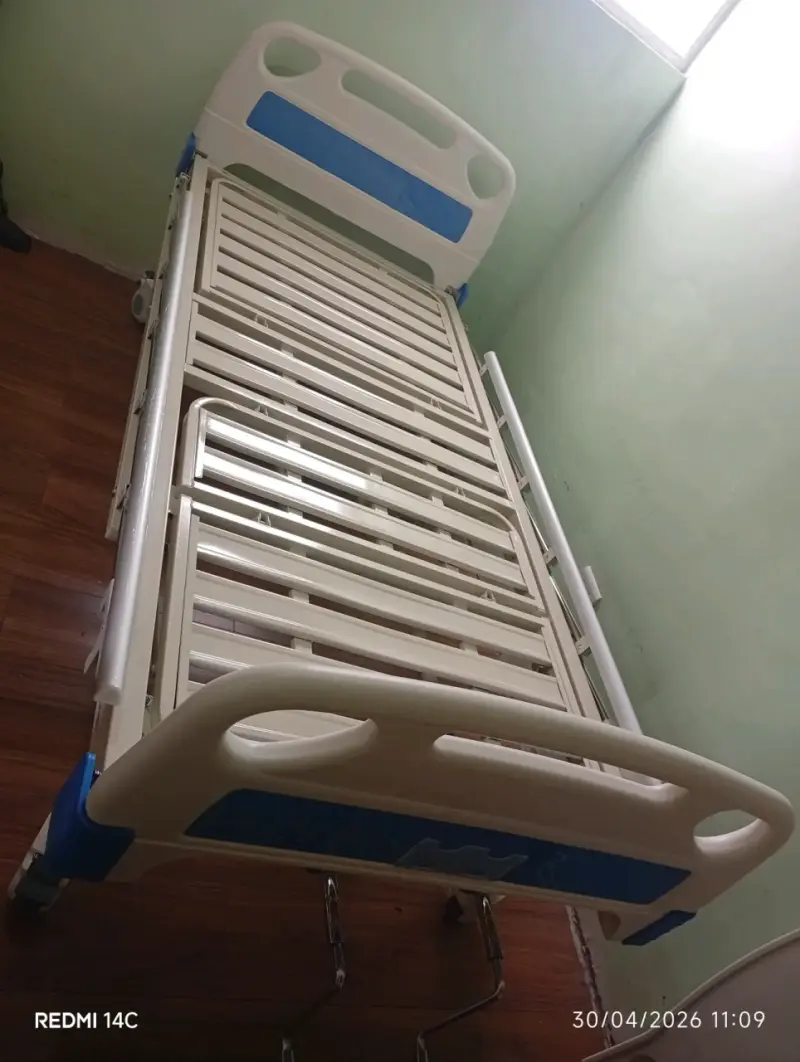 Cama hospitalaria ajustable con barandas - 1