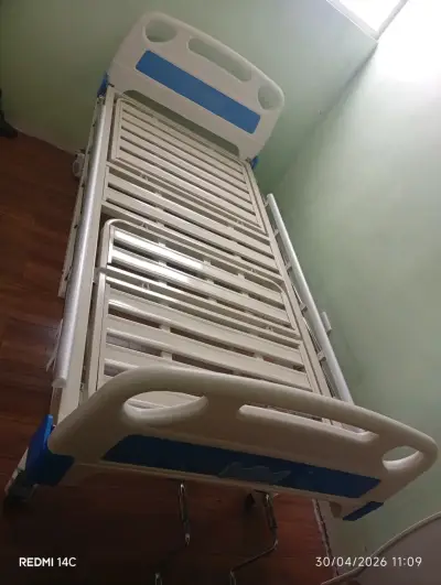 Cama hospitalaria ajustable con barandas - miniatura 1