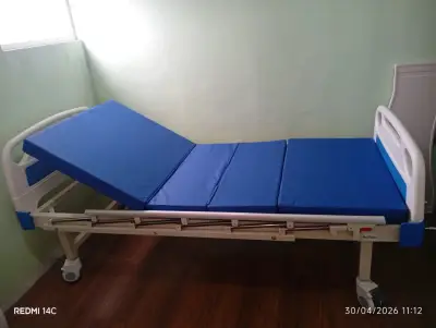 Cama hospitalaria ajustable con barandas - miniatura 2