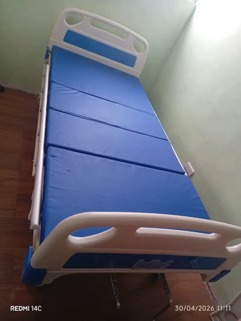 Cama hospitalaria ajustable con barandas - 3