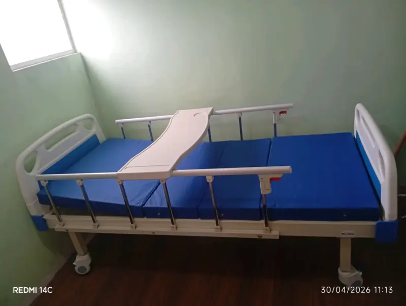 Cama hospitalaria ajustable con barandas - 4