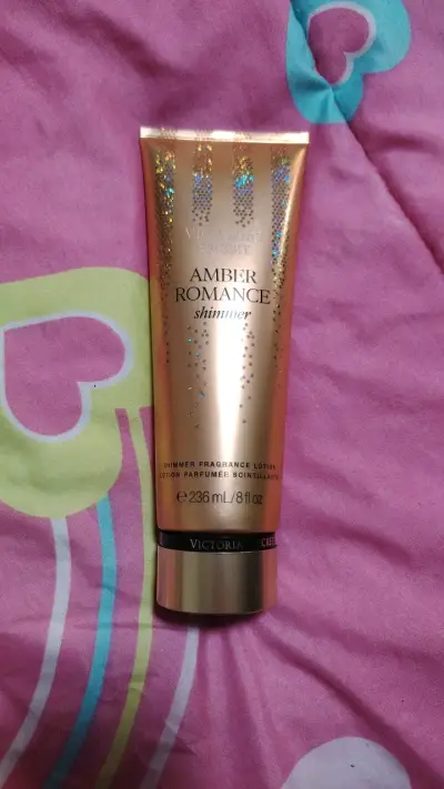 Loción Victoria's Secret Amber Romance Shimmer - miniatura 1