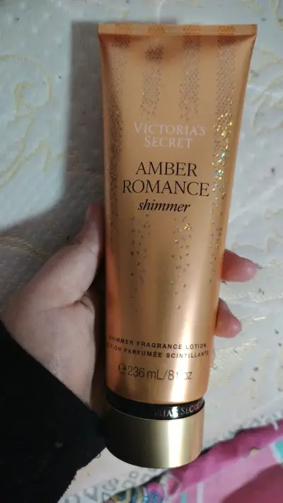 Loción Victoria's Secret Amber Romance Shimmer - miniatura 2