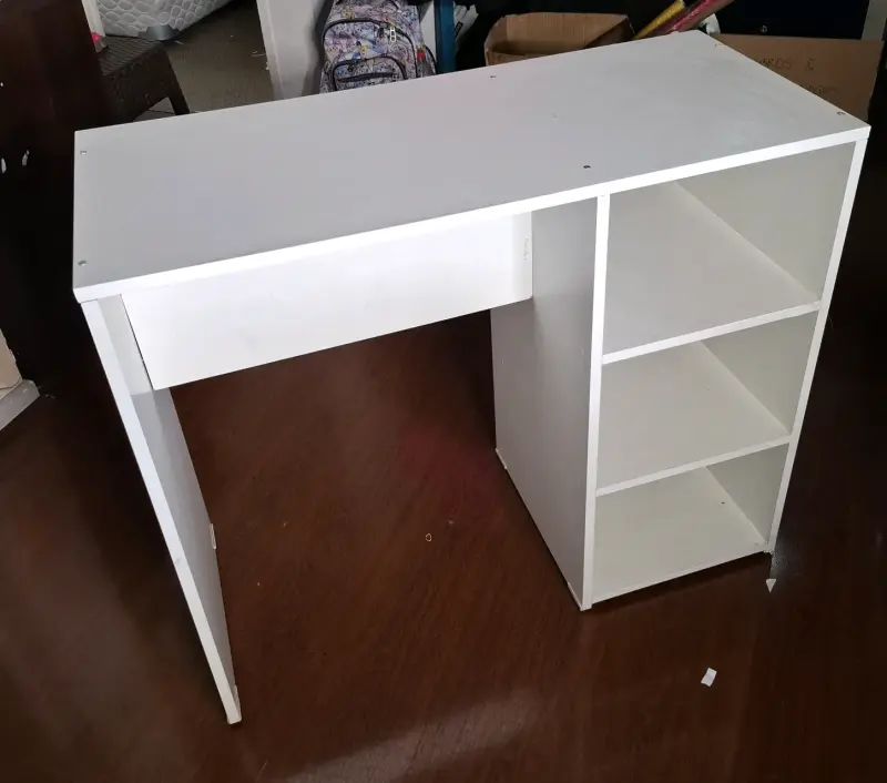 Escritorio blanco con estantes integrados - 1