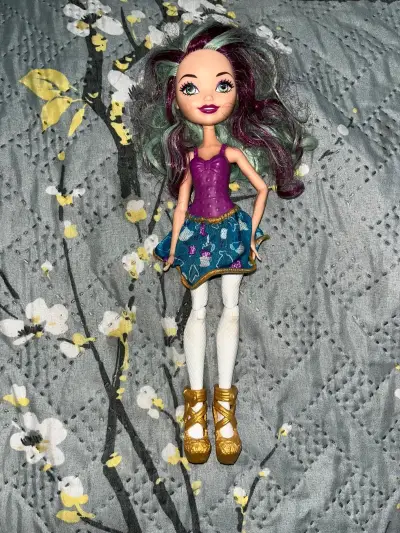 Muñeca Madeline Hatter Básica - miniatura 1