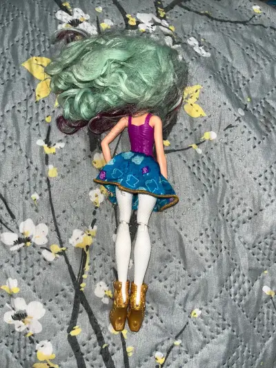 Muñeca Madeline Hatter Básica - miniatura 2