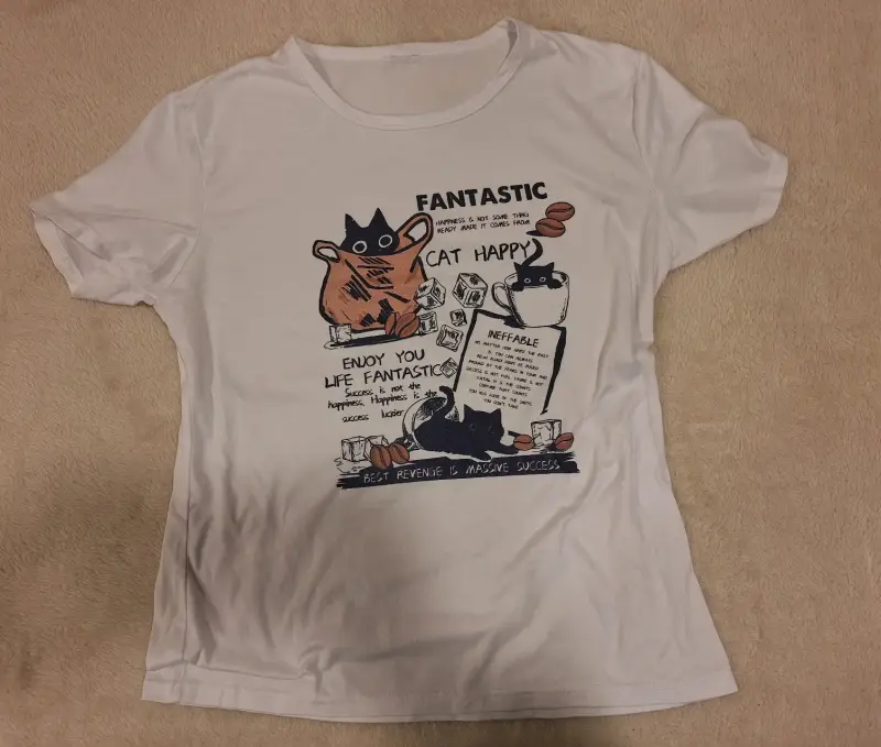 Polera blanca con diseño de gatos