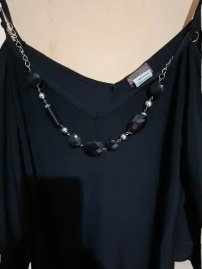 Blusa Negra con Collar Decorativo - miniatura 1
