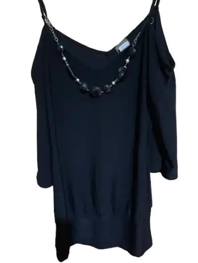 Blusa Negra con Collar Decorativo - miniatura 2