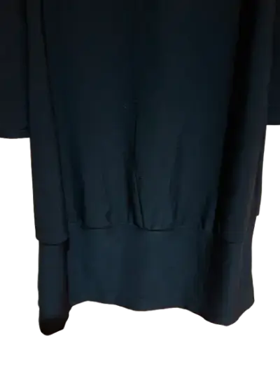 Blusa Negra con Collar Decorativo - miniatura 3