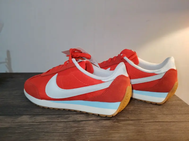 Zapatillas deportivas Nike rojas y blancas - 1
