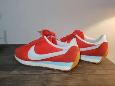 Zapatillas deportivas Nike rojas y blancas - miniatura 1