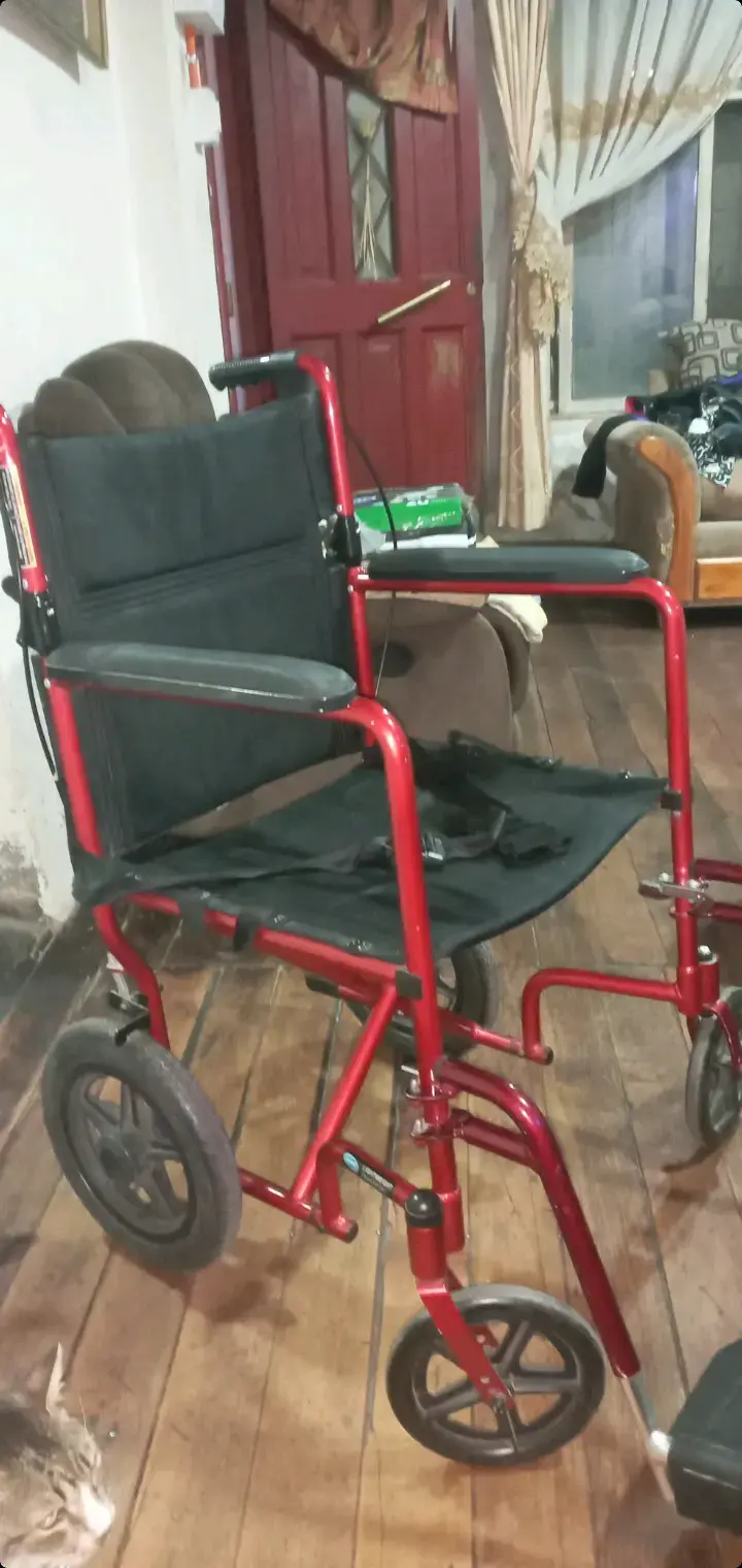 Silla de ruedas plegable roja en buen estado