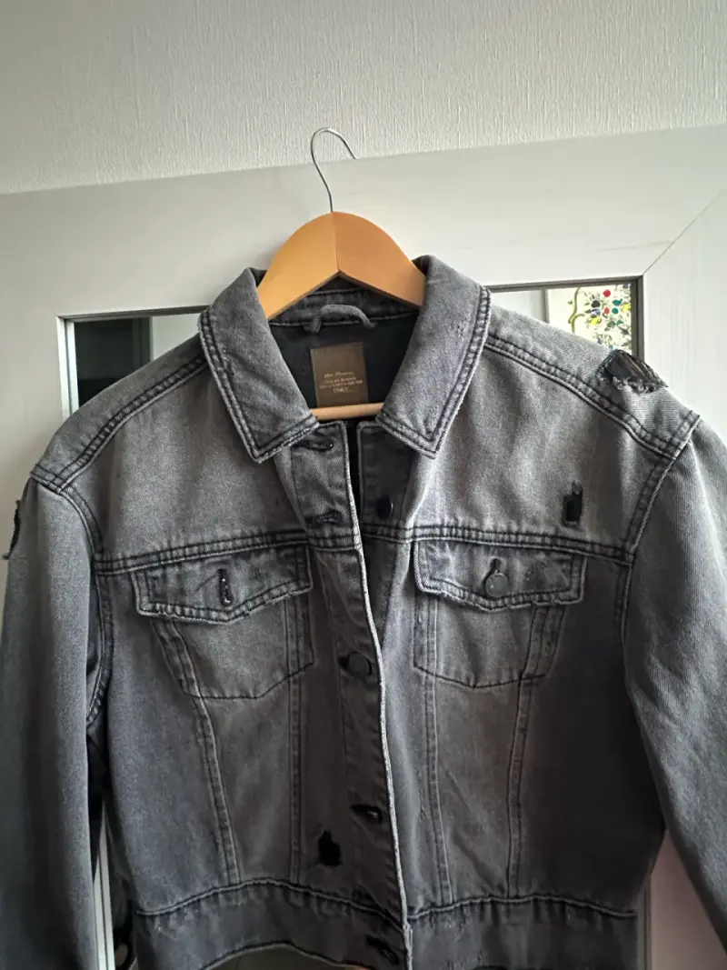 Chaqueta de mezclilla gris desgastada - 1