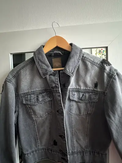 Chaqueta de mezclilla gris desgastada - miniatura 1