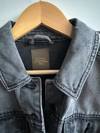 Chaqueta de mezclilla gris desgastada - miniatura 2
