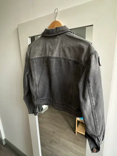 Chaqueta de mezclilla gris desgastada - miniatura 3