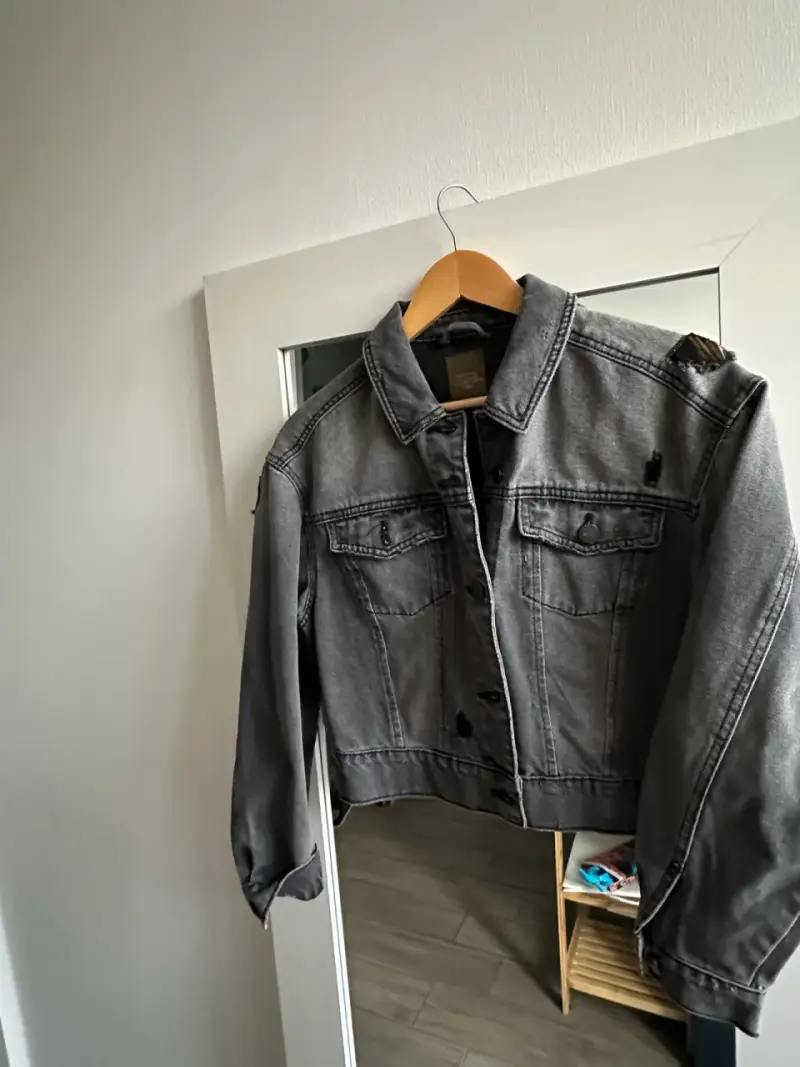 Chaqueta de mezclilla gris desgastada - 4