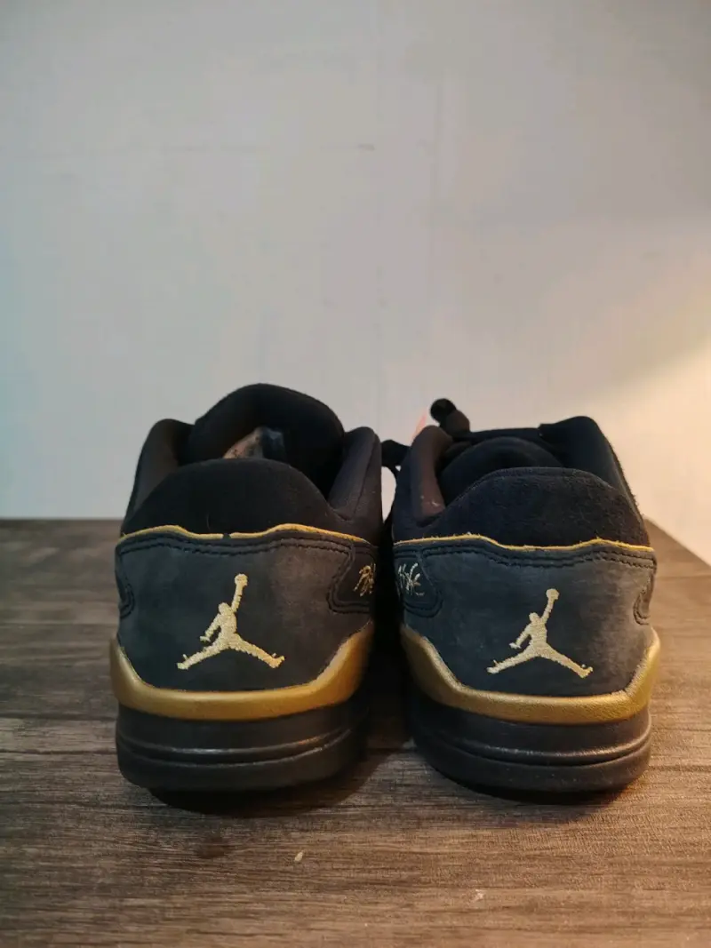 Zapatillas deportivas negras con detalles dorados - 1