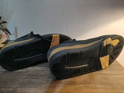 Zapatillas deportivas negras con detalles dorados - miniatura 2