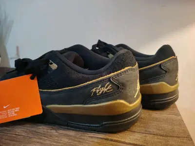 Zapatillas deportivas negras con detalles dorados - miniatura 3