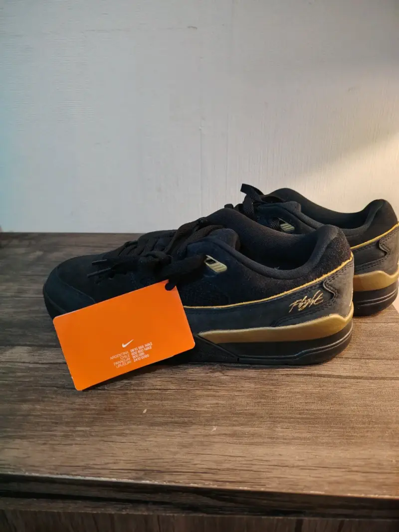 Zapatillas deportivas negras con detalles dorados - 4