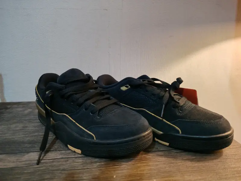 Zapatillas deportivas negras con detalles dorados - 5