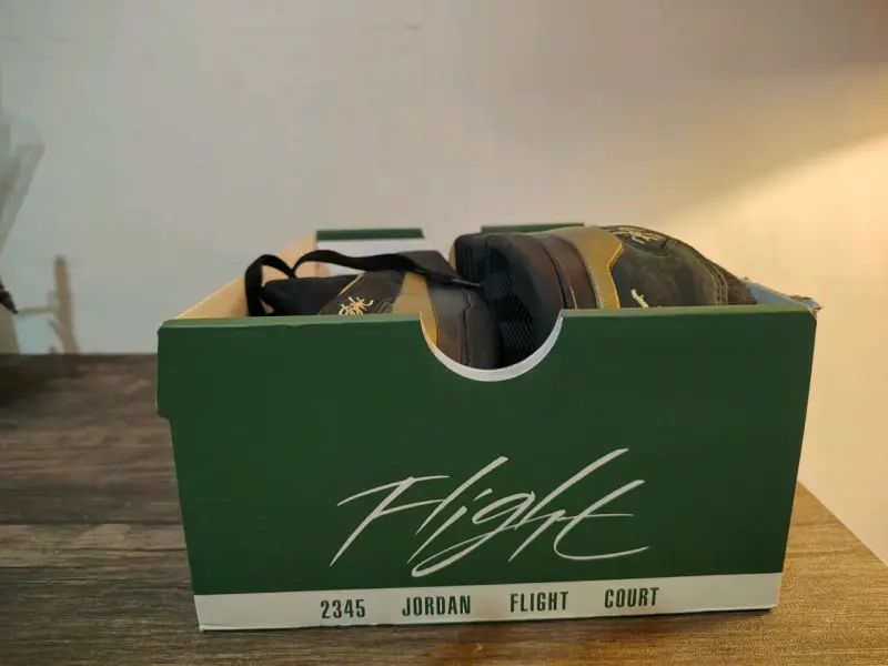 Zapatillas deportivas negras con detalles dorados - 6