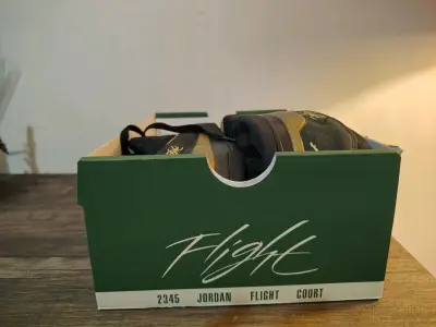 Zapatillas deportivas negras con detalles dorados - miniatura 6