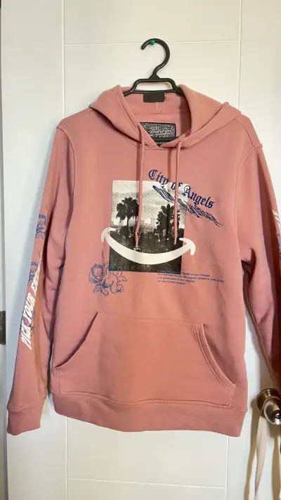 Polerón rosado con capucha y diseño gráfico - miniatura 1