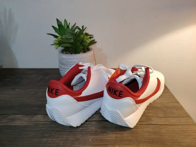 Zapatillas Nike blancas y rojas para hombre - 1