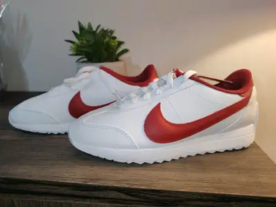 Zapatillas Nike blancas y rojas para hombre - miniatura 2