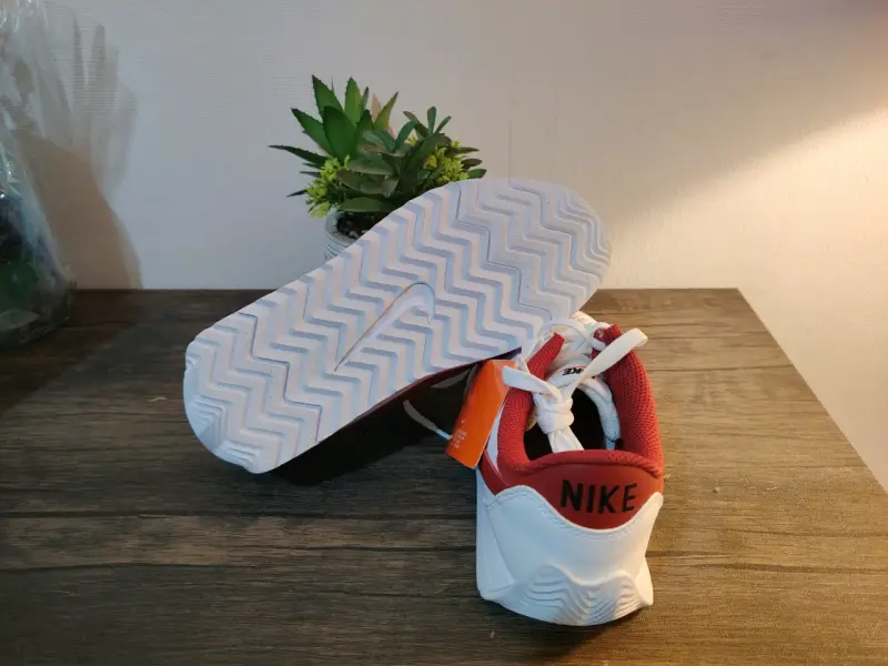 Zapatillas Nike blancas y rojas para hombre - 4