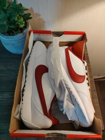 Zapatillas Nike blancas y rojas para hombre - miniatura 5
