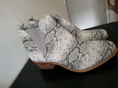 Botines de cuero con diseño de serpiente - miniatura 1