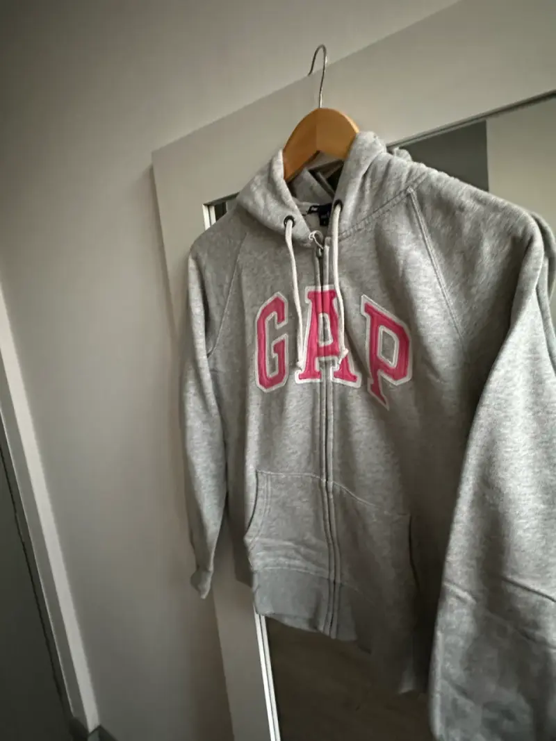 Polerón con capucha GAP gris y rosado - 1