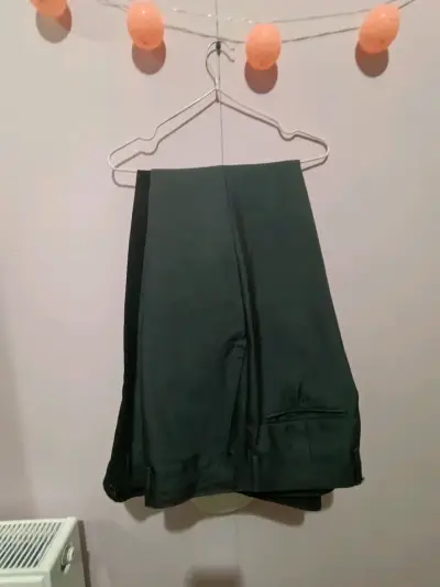 Pantalón de vestir gris con franjas negras - miniatura 2