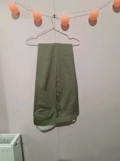 Pantalón de vestir gris con franjas negras - miniatura 4
