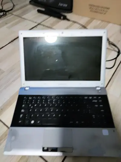 Notebook Samsung usado en buen estado - miniatura 1