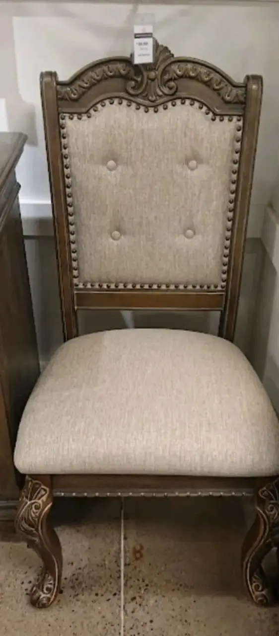 Silla de madera con tapiz beige clásico