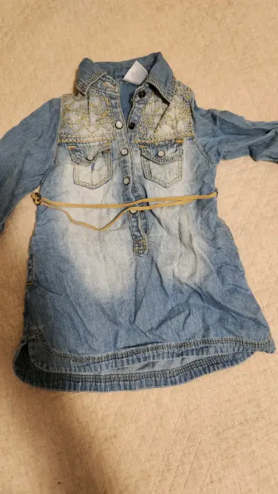 Vestido de mezclilla para niña con bordado - miniatura 1