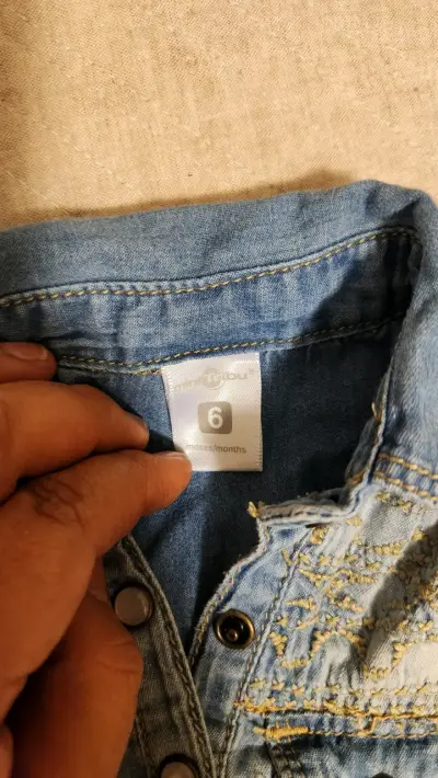 Vestido de mezclilla para niña con bordado - miniatura 2