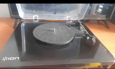 Tocadiscos Ion con tapa protectora - miniatura 2