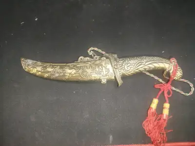 Daga decorativa con funda tallada - miniatura 3
