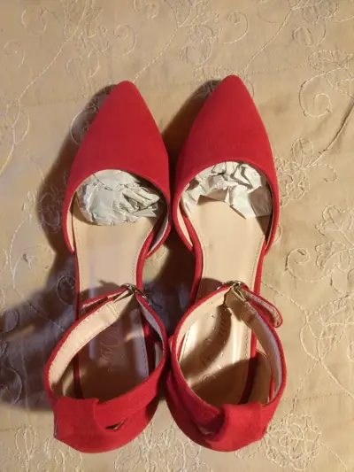 Zapatos de tacón rojo con correa - miniatura 1