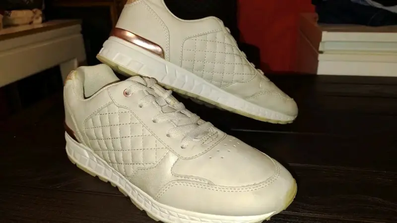 Zapatillas deportivas blancas con detalle dorado - 1