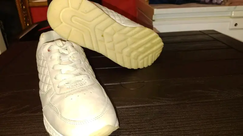 Zapatillas deportivas blancas con detalle dorado - 2